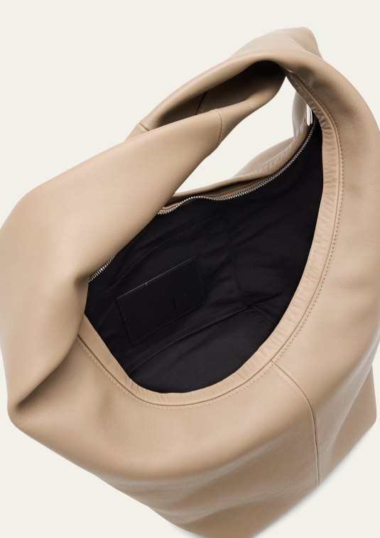 Beige übergroße lässige Hobo‑Schultertasche aus weichem Leder mit integriertem gedrehtem Gurt