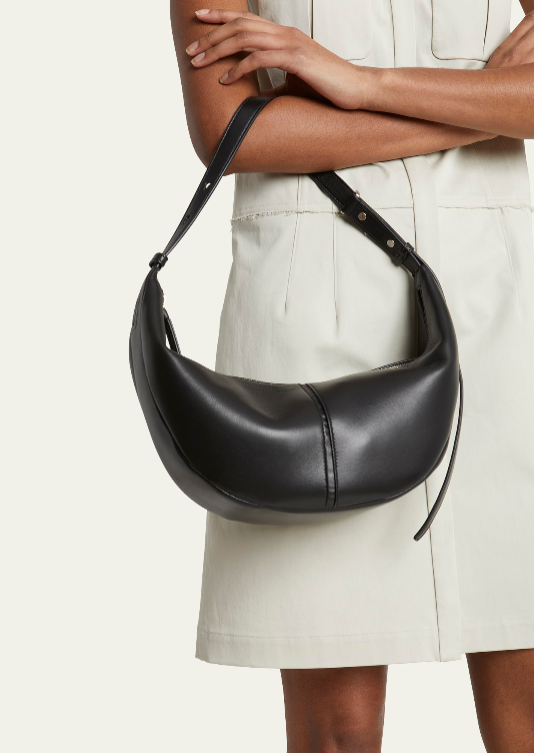 Schwarze mondförmige Hobo‑Schultertasche aus glattem Napa‑Leder mit verstellbarem Gurt