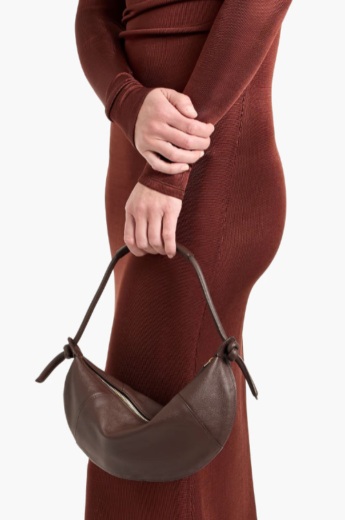 Mini‑Schulter‑/Unterarmtasche aus weichem Leder mit Knotengurt, Reißverschluss und geschwungener Form