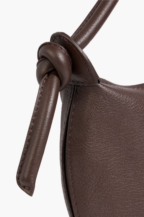 Mini‑Schulter‑/Unterarmtasche aus weichem Leder mit Knotengurt, Reißverschluss und geschwungener Form