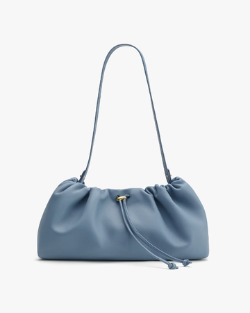 Unterarm‑Schultertasche aus weichem hellblauem Leder mit Schnürzug und geraffter Optik