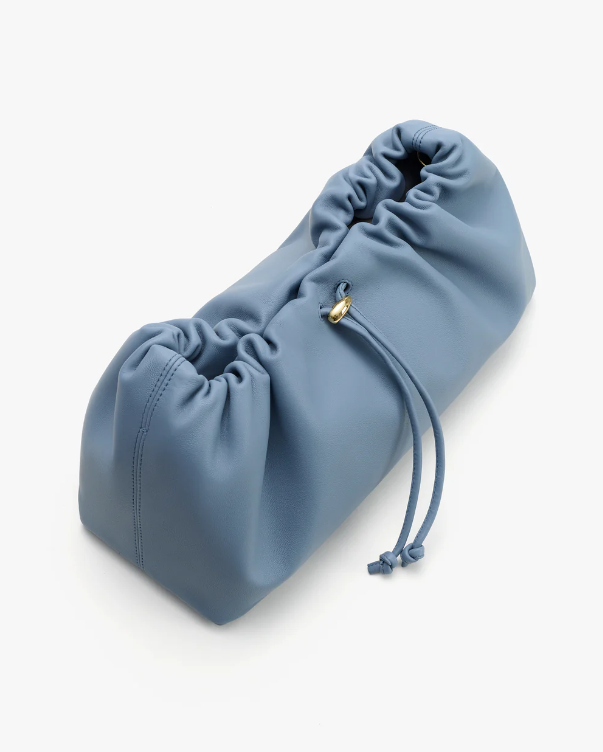 Unterarm‑Schultertasche aus weichem hellblauem Leder mit Schnürzug und geraffter Optik